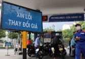 Giá xăng lập kỷ lục mới, vượt 30.500 đồng/lít