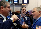 Dow Jones tăng hơn 600 điểm, liệu đã cắt đà bán tháo?