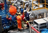 Giá xăng dầu hôm nay 25/5: Đi ngang