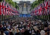 Hàng nghìn người tụ tập để chào mừng Nữ hoàng Elizabeth II khi lễ kỷ niệm Năm Thánh Bạch kim bắt đầu