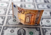 Lần đầu tiên trong 20 năm, đồng euro và đồng USD gần ngang giá