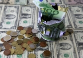 Điều gì đã khiến đồng euro ngang giá với đồng đô la Mỹ?