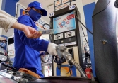 Giá xăng giảm mạnh lần thứ 3 liên tiếp