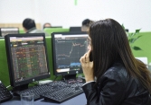 Chỉ số VN-Index vượt mức 1.240 điểm