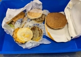 Hành khách bị phạt 1.874 USD vì không khai báo hai cái bánh mì sandwich của McDonald trong hành lý 
