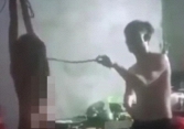 Bé gái bị treo lên trần nhà đánh đập như tra tấn thời Trung Cổ