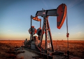 Giá xăng dầu hôm nay 25/8: Dầu Brent vượt trên 100 USD/thùng