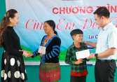 Dự án 'Phát triển báo chí Việt Nam' tặng quà cho trẻ em khó khăn tại Lai Châu