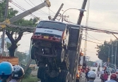 Xe ben kéo đổ nhiều trụ điện, ùn tắc kéo dài ở TP.HCM