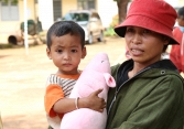 Tạp chí Phụ nữ Mới trao quà cho người nghèo ở Bình Phước
