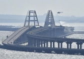 Vụ nổ cầu Crimea làm hư hại tuyến đường tiếp tế quan trọng của Nga, 3 người đã thiệt mạng