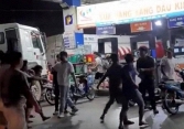 Đánh nhân viên cây xăng vì không được mua đầy can 5 lít