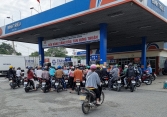 Giá xăng tiếp tục tăng hơn 300 đồng/lít