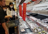 Nhiều siêu thị ở TP.HCM áp dụng khuyến mãi dịp cuối tuần