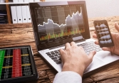 Nhà đầu tư tranh thủ gom hàng bắt đáy, VN-Index lấy lại mốc 1.000 điểm