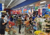 Siêu thị ồ ạt tung khuyến mại 'kéo' khách đến mua sắm