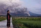Núi lửa Semeru phun trào, Indonesia nâng cảnh báo lên mức cao nhất