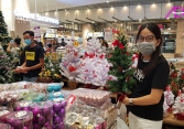 Siêu thị khuyến mãi lớn, thị trường đồ trang trí Giáng sinh nhộn nhịp