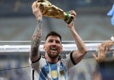 Người Argentina vỡ òa cảm xúc sau khi Messi nâng cao chiếc cúp vàng danh giá