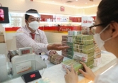 Lãi suất tăng cao, người dân đổ xô gửi tiền vào ngân hàng