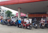 Giá xăng ngày mai dự báo tiếp tục giảm