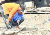 Vụ bé trai lọt trụ sâu 35m: Mất khoảng 2 giờ cẩu cọc bê tông