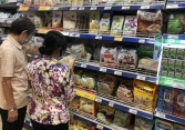 Giá lá dong, nếp, đậu và các loại nguyên vật liệu làm bánh tăng