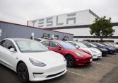 Tesla giảm giá xe điện trên thị trường Mỹ

