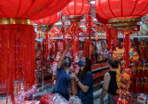 Lạm phát dự kiến sẽ làm giảm chi tiêu ở Malaysia trước Tết Nguyên đán