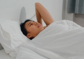 Thức dậy với một cơn đau đầu, bạn nên làm gì?