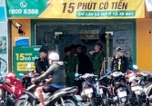 Nhiều cảnh sát xuất hiện tại một điểm giao dịch của F88 ở Sóc Trăng