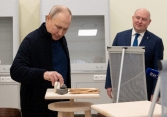 Tổng thống Nga bất ngờ đến bán đảo Crimea