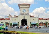 Người dân TP.HCM thích thú mua sắm và check-in sau khi chợ Bến Thành 'thay áo mới'