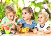 Trẻ ăn gì để đảm bảo sức khỏe và phòng bệnh mùa hè