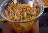 Món ngon mỗi ngày: gỏi gà chôm chôm chua ngọt hấp dẫn