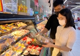 Sức mua yếu, giá thịt heo, gà, vịt... vẫn neo cao