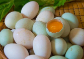 Mua trứng vịt nên chọn quả vỏ trắng hay vỏ xanh là bổ nhất?