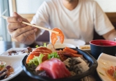 Tại sao người Nhật ăn cá sống mỗi ngày mà không sợ bị nhiễm ký sinh trùng?