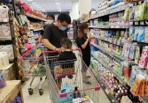 Hàng tiêu dùng giảm giá mạnh tại siêu thị