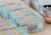 Lãi suất giảm, người dân vẫn 'ùn ùn' gửi tiền vào ngân hàng