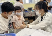 Bệnh tay chân miệng vẫn tăng cao, nhưng không phải cứ đưa lên tuyến trên là tốt