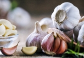 Đi chợ nên mua tỏi trắng hay tỏi tím thì tốt cho sức khỏe?