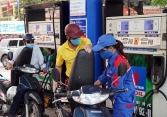 Giá xăng tăng mạnh, vượt 25.000 đồng/lít