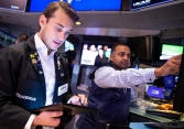 S&P 500 tăng kỷ lục nhờ dữ liệu kinh tế Mỹ vững chắc