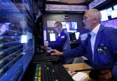 Dow Jones giảm hơn 300 điểm, dầu thô tăng vọt do căng thẳng gia tăng ở Trung Đông
