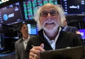 Dow Jones tăng 400 điểm lên kỷ lục, S&P 500 lần đầu tiên đóng cửa trên 5.800 điểm