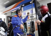 Giá xăng trong nước giảm nhẹ
