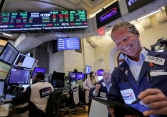 S&P 500, Nasdaq lập kỷ lục mới sau khi Fed hạ lãi suất