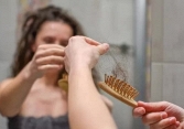 Một dấu hiệu khi chải hoặc gội đầu có thể cảnh báo bệnh nghiêm trọng về gan