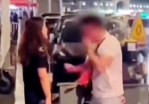 Người đàn ông có hành động kì lạ trên phố khi biết vợ mình ngoại tình